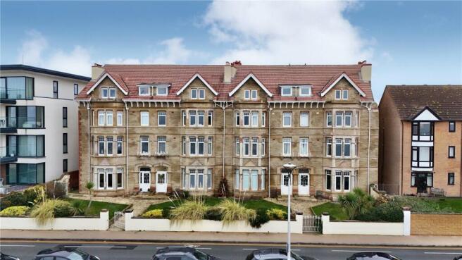 2 bed property, in South Parade, £290,000