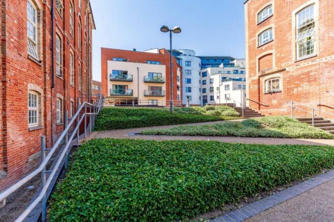 1 bed property, in Paper Mill Yard, £200,000