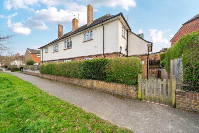 2 bed property, in Summervale Road, £230,000