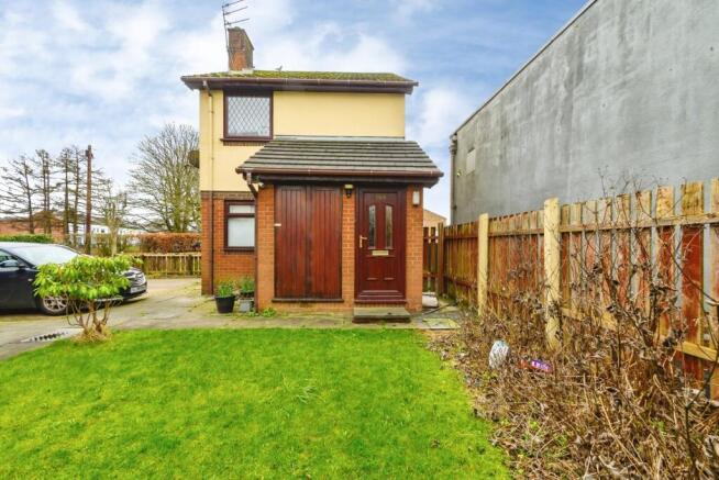 2 bed property, in Bolton Road, £140,000
