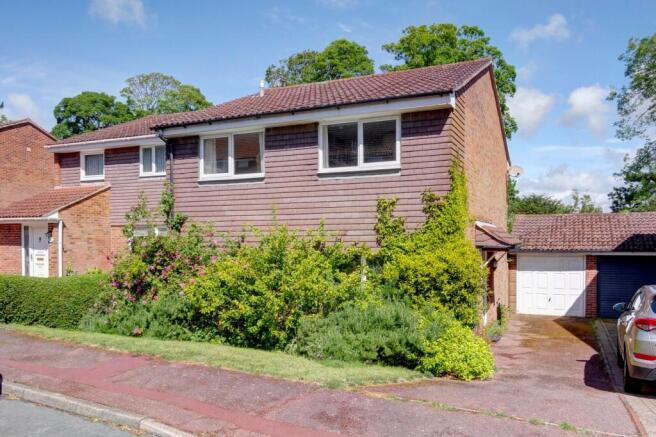 4 bed property, in Downside Close, £390,000