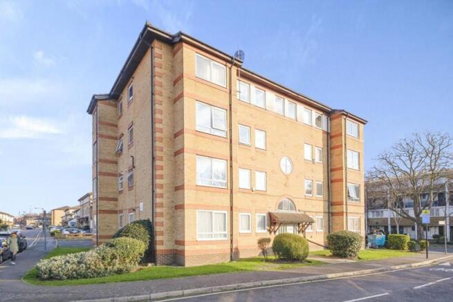 1 bed property, in Oxley Close, £300,000