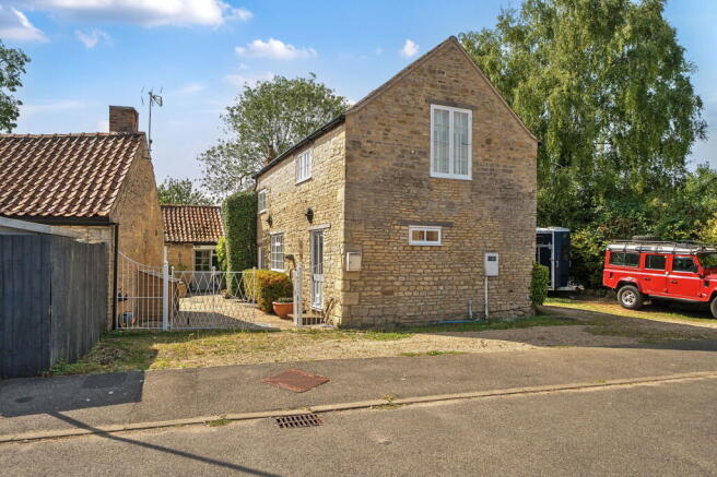 6 bed property, in Swinstead Road, £739,000