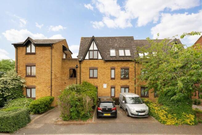 1 bed property, in Badgers Close, £225,000