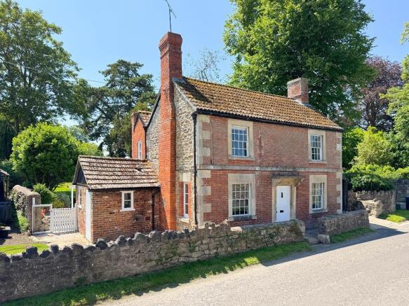 3 bed property, in Main Street, £575,000