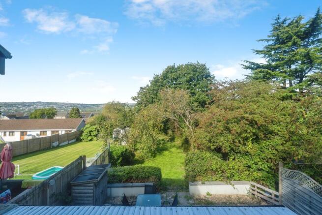 2 bed property, in Greys Terrace, £210,000