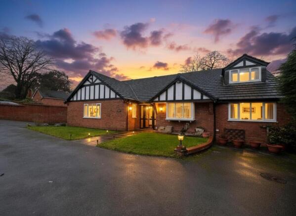 5 bed property, in Brackenwood Drive, £875,000