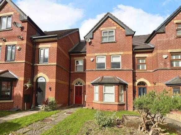 4 bed property, in Ash Lawns, £325,000