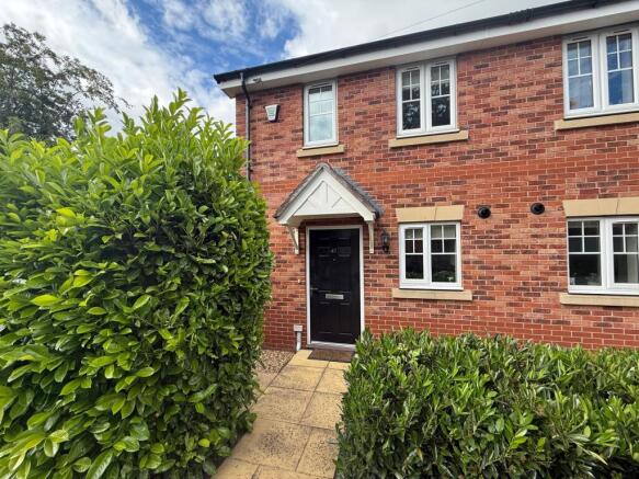 2 bed property, in Sandy Lane, £260,000