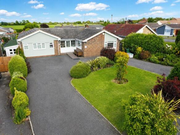 4 bed property, in Highfield Rise, £550,000