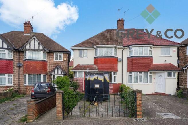 3 bed property, in Tudor Court North, £520,000