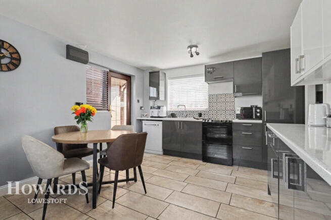 3 bed property, in Wentworth Way, £270,000