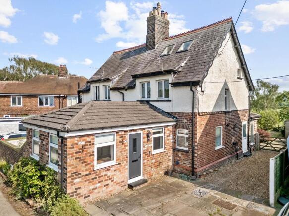 3 bed property, in Cliff Lane, £325,000