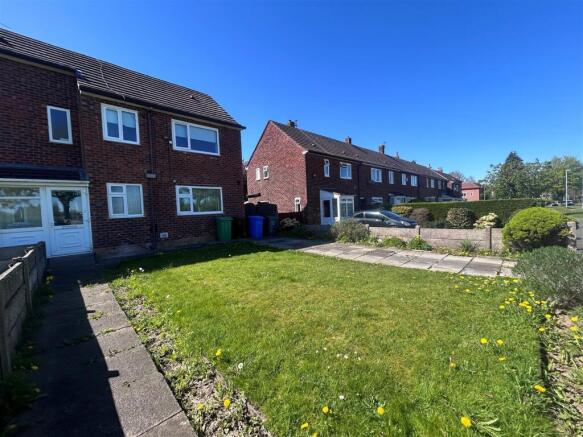2 bed property, in Shadowmoss Road, £150,000