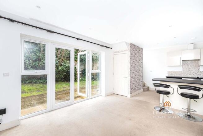 2 bed property, in Commercial Road, £270,000