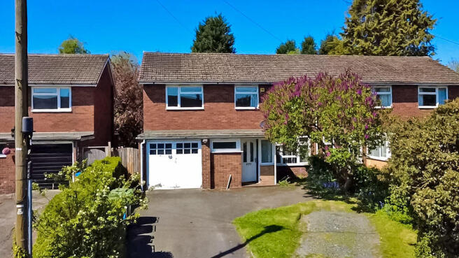 3 bed property, in Hilton Lane, £280,000