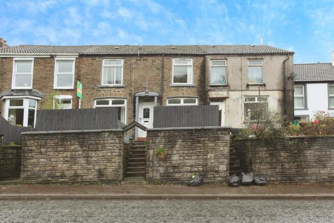 3 bed property, in Hopkinstown Road, £125,000