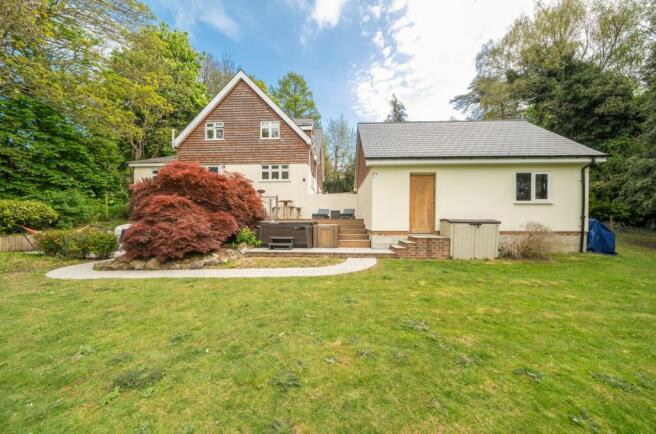 5 bed property, in Blackhouse Hill, £1,345,000