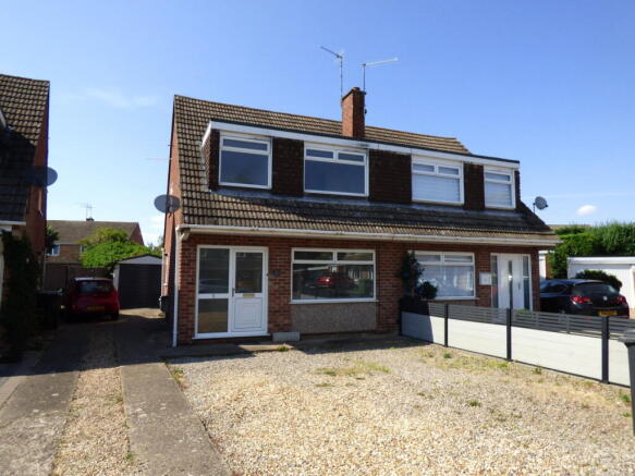 3 bed property, in Langley Close, £275,000