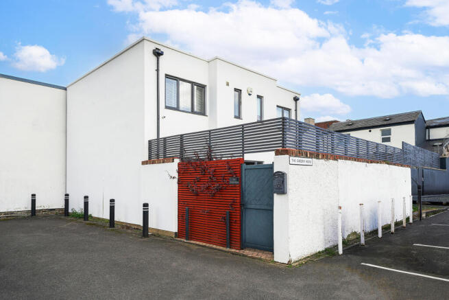 2 bed property, in Bath Terrace, £475,000
