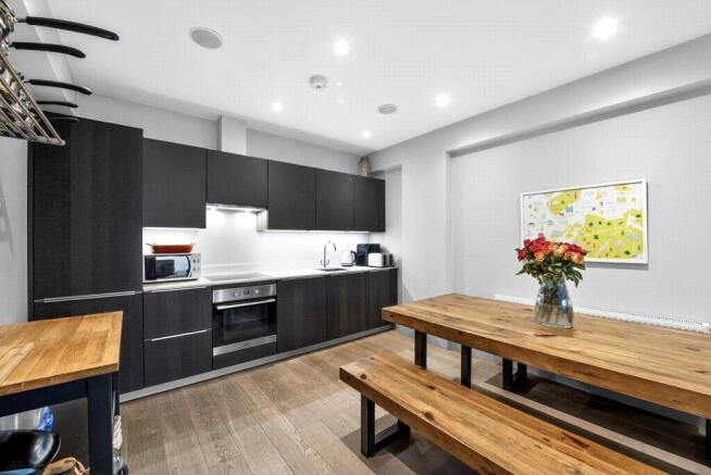 2 bed property, in Victoria Villas, £610,000