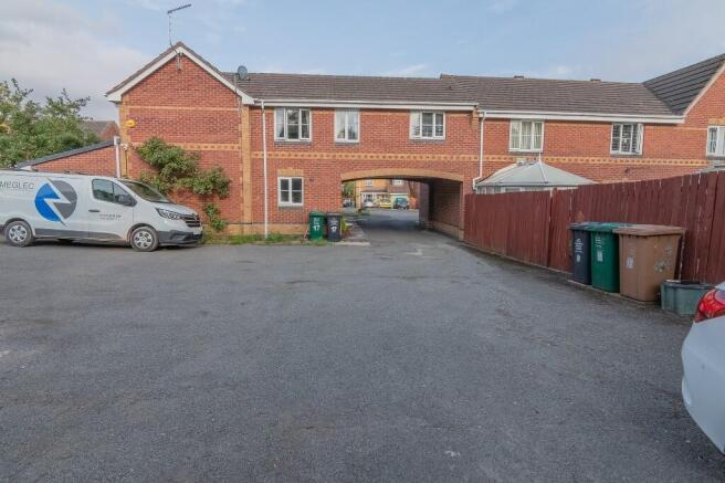 1 bed property, in Middle Close, £140,000