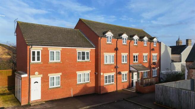 2 bed property, in Palace Gate, £70,000