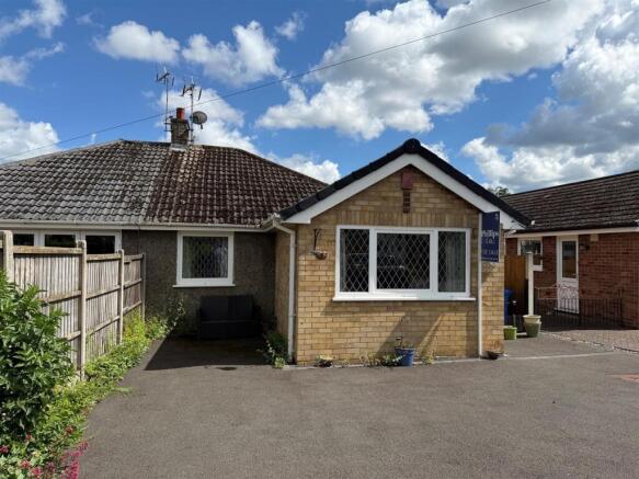 2 bed property, in Queensland Close, £185,000