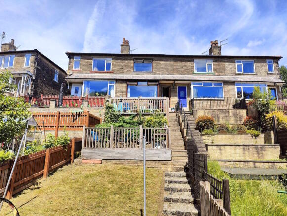 2 bed property, in Woodroyd Gardens, £210,000