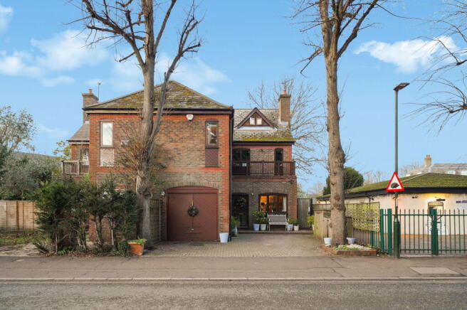 4 bed property, in Queen Elizabeth Walk, £1,750,000