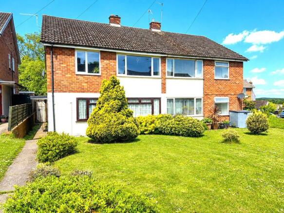2 bed property, in Hillside Close, £60,000