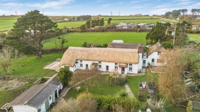 5 bed property, in East Hill, £780,000