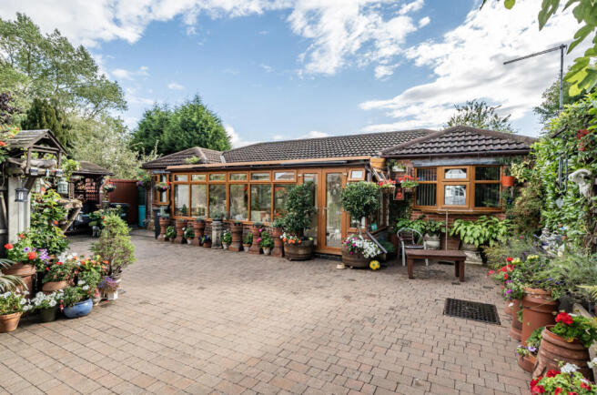 1 bed property, in Digby Avenue, £310,000