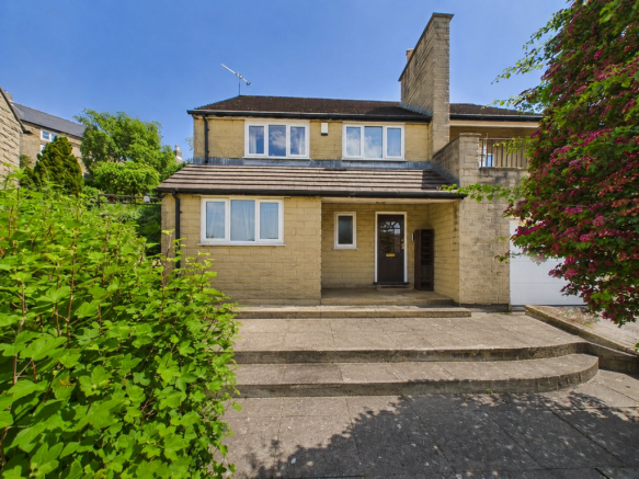 3 bed property, in Oak Tree Gardens, £475,000