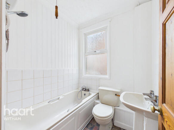 1 bed property, in Braintree Road, £100,000