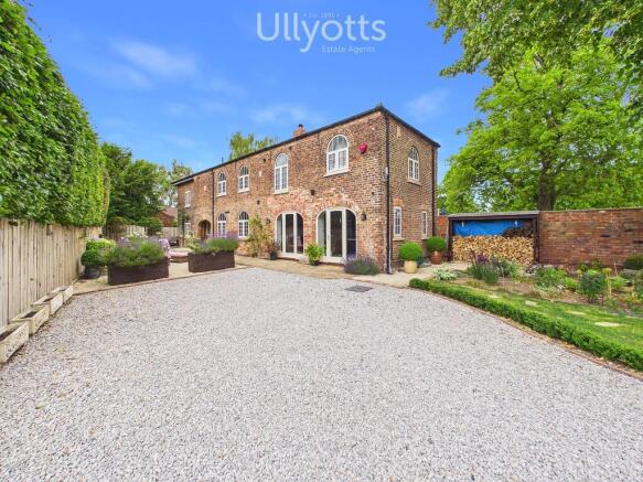 4 bed property, in Fieldhouse Close, £585,000