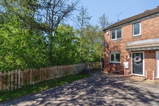 2 bed property, in Mill Crescent, £200,000