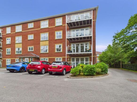 2 bed property, in Sandringham House, £300,000