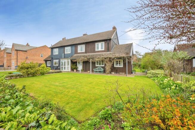 3 bed property, in Pessall Lane, £245,000