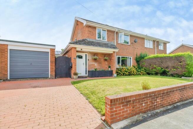 3 bed property, in Fernhill Lane, £265,000