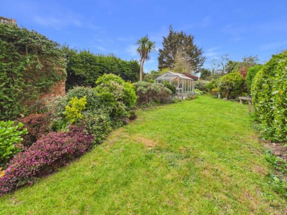 3 bed property, in Long Lane, £550,000