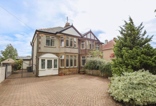 3 bed property, in Broadway, £365,000