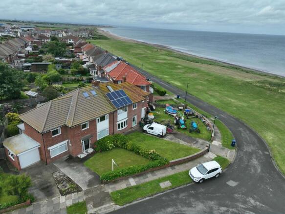 4 bed property, in The Headlands, £369,950