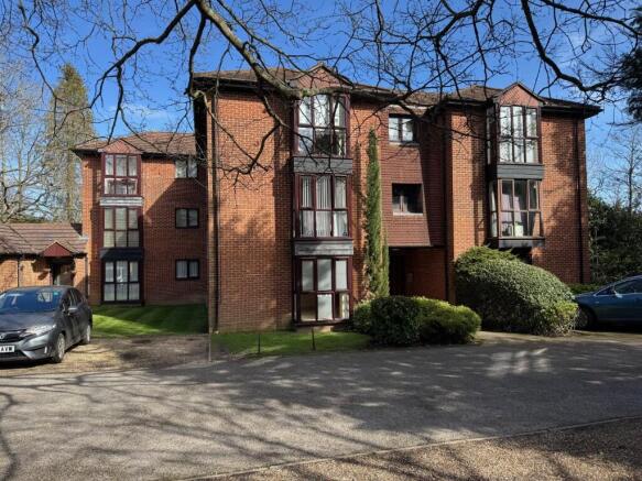 1 bed property, in Station Avenue, £200,000