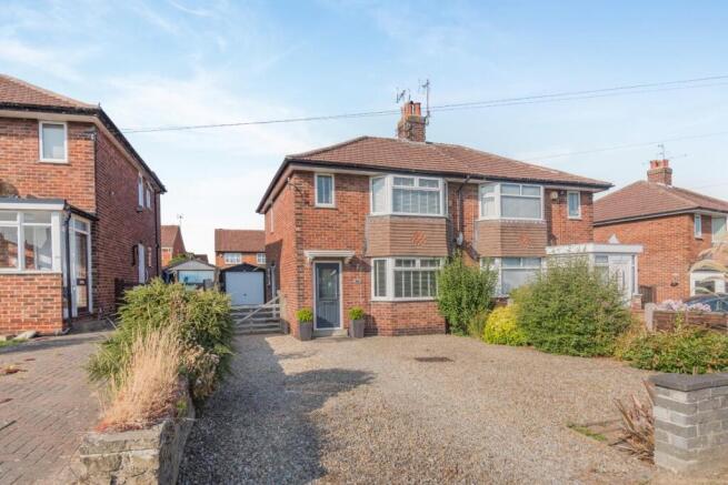 3 bed property, in Greenfields Road, £300,000