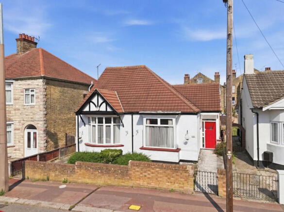 2 bed property, in Westbourne Grove, £400,000