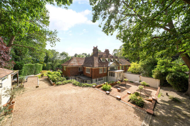 5 bed property, in Woking, £1,750,000