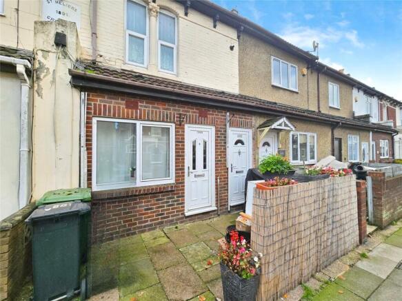 1 bed property, in New Road, £115,000