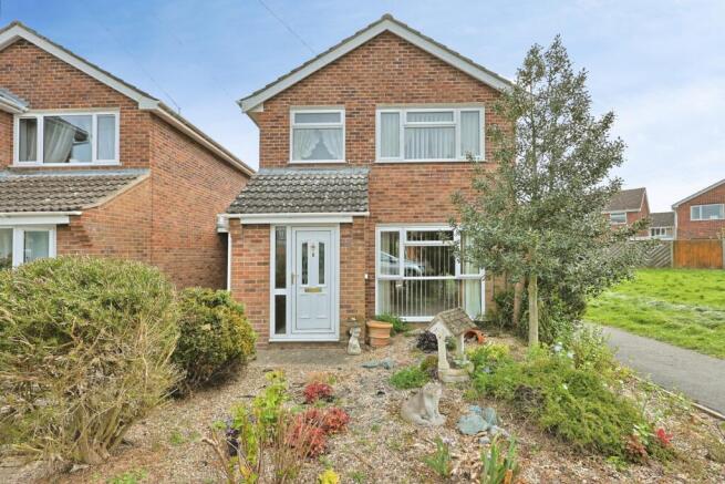 3 bed property, in Woodyard Close, £250,000