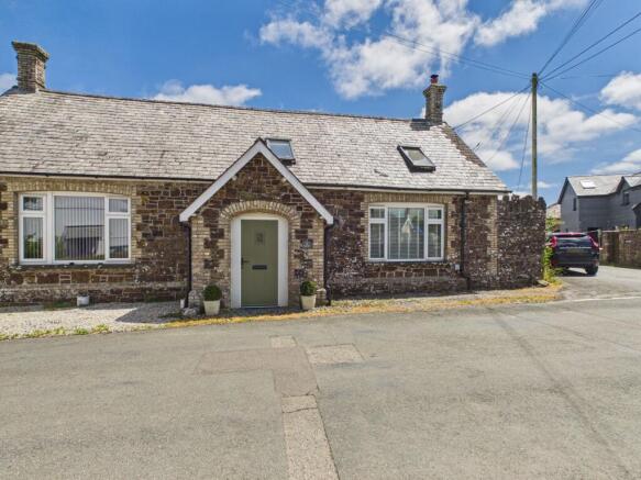 3 bed property, in Week St. Mary, £260,000